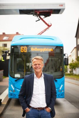 Pär standing infront of a bus